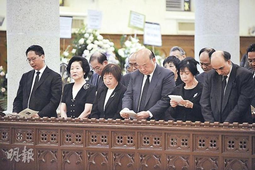 唔少名人出席施偉賢追思彌撒,前排左起律政司長袁國強、前政務司長陳方安生、終院首席法官馬道立伉儷,同埋終院法官包致金伉儷。(葉家豪攝) 終院前首席法官李國能致悼辭,佢話施偉賢生前同李柱銘以及其他律師一齊玩「話事啤」。(葉家豪攝) 唔少名人出席施偉賢追思彌撒,前排左起律政司長袁國強、前政務司長陳方安生、終院首席法官馬道立伉儷,同埋終院法官包致金伉儷。(葉家豪攝) 終院前首席法官李國能致悼辭,佢話施偉賢生前同李柱銘以及其他律師一齊玩「話事啤」。(葉家豪攝)