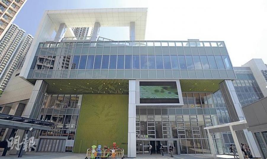 樓高8層、位於油塘的「大本型」是房委會現時旗下最大規模商場,斥資15億元興建,明日試業,今年12月正式營業。(余俊亮攝) 房委會表示,「大本型」將以年輕及時尚潮流作定位,商場佈置亦會增添藝術元素,其中邀請了著名設計師又一山人設計紅白藍「香港大本型」橫額,未來將繼續懸掛在商場中庭。(余俊亮攝) 樓高8層、位於油塘的「大本型」是房委會現時旗下最大規模商場,斥資15億元興建,明日試業,今年12月正式營業。(余俊亮攝) 房委會表示,「大本型」將以年輕及時尚潮流作定位,商場佈置亦會增添藝術元素,其中邀請了著名設計師又一山人設計紅白藍「香港大本型」橫額,未來將繼續懸掛在商場中庭。(余俊亮攝)