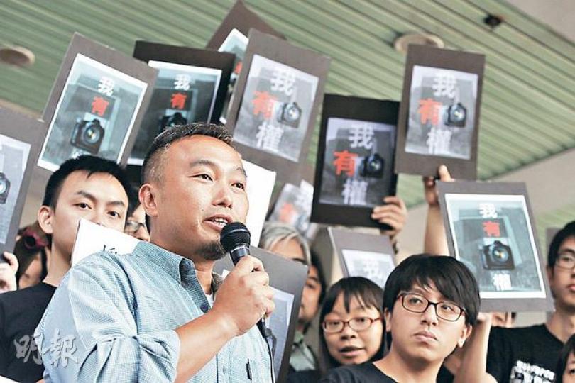 《蘋果日報》前攝記成啟聰(前左)提堂,壹傳媒工會、記協及攝記協會成員紛紛聲援。(李澤彤攝) 《蘋果日報》前攝記成啟聰(前左)提堂,壹傳媒工會、記協及攝記協會成員紛紛聲援。(李澤彤攝)