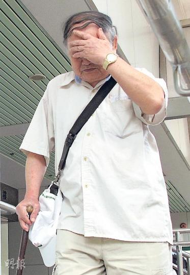 有28次盜竊案底的被告馮之冠,自稱年少時目睹雙親遭日軍斬首而對日本懷恨在心,故偷日貨發泄。(余卓善攝) 有28次盜竊案底的被告馮之冠,自稱年少時目睹雙親遭日軍斬首而對日本懷恨在心,故偷日貨發泄。(余卓善攝)