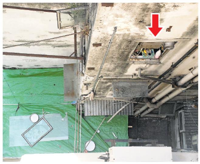 西環舊樓石油氣爆炸威力甚大,單位廚房(箭嘴示)鋁窗連窗框炸至飛脫,直墜1樓簷篷。(雲錦鋒攝) 西環舊樓石油氣爆炸威力甚大,單位廚房(箭嘴示)鋁窗連窗框炸至飛脫,直墜1樓簷篷。(雲錦鋒攝)
