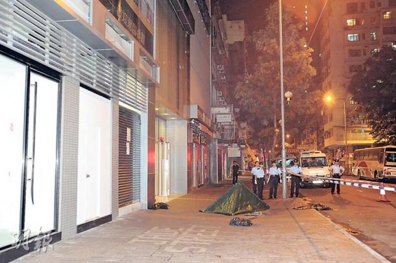 39歲墮樓澳籍女遊客疑撞上花槽致身軀「一分為二」，當場身亡，警員到場調查時以兩個帳篷遮蓋斷開的遺體。（樊銳昌攝）