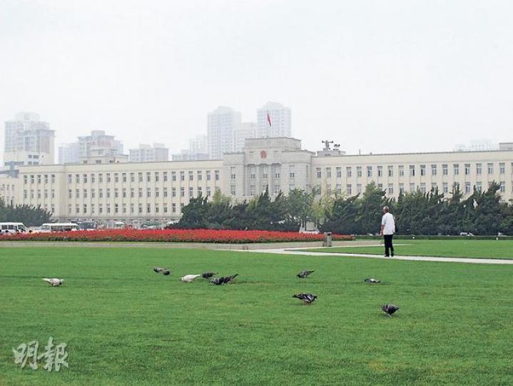 薄熙來在大連的一大政績就是「種草」改善環境,現時大連仍四處綠草如茵,有市民感慨今不如昔。圖為大連市政府前的廣場。(明報記者攝)(明報製圖) 薄熙來在大連的一大政績就是「種草」改善環境,現時大連仍四處綠草如茵,有市民感慨今不如昔。圖為大連市政府前的廣場。(明報記者攝)(明報製圖)