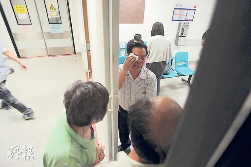 在秀茂坪倫常慘案中,女死者父親(抹淚者)到醫院時驚聞慘劇,與男死者父母(禿頭及綠衣者)談起情况,痛哭流淚。(樊銳昌攝) 在秀茂坪倫常慘案中,女死者父親(抹淚者)到醫院時驚聞慘劇,與男死者父母(禿頭及綠衣者)談起情况,痛哭流淚。(樊銳昌攝)