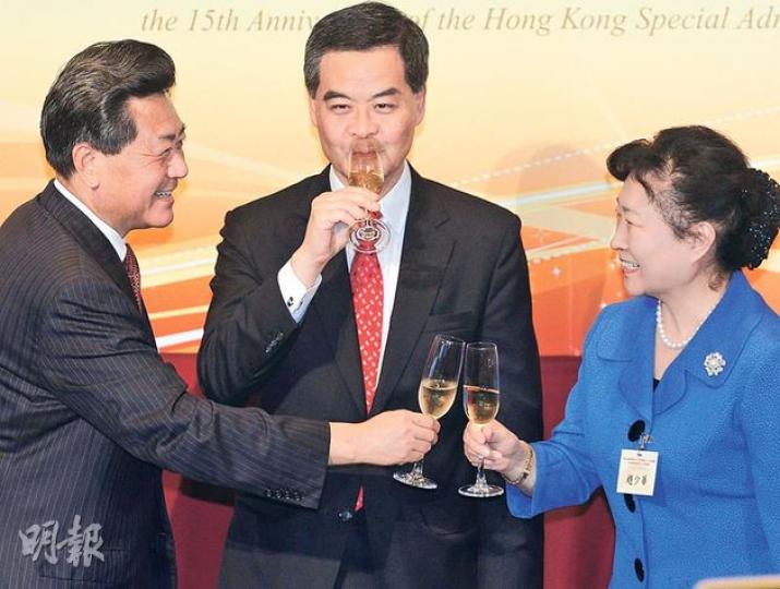特首梁振英(中)接受台灣媒體訪問時稱港民主發展快,言論被批脫節。(李紹昌攝) 特首梁振英(中)接受台灣媒體訪問時稱港民主發展快,言論被批脫節。(李紹昌攝)