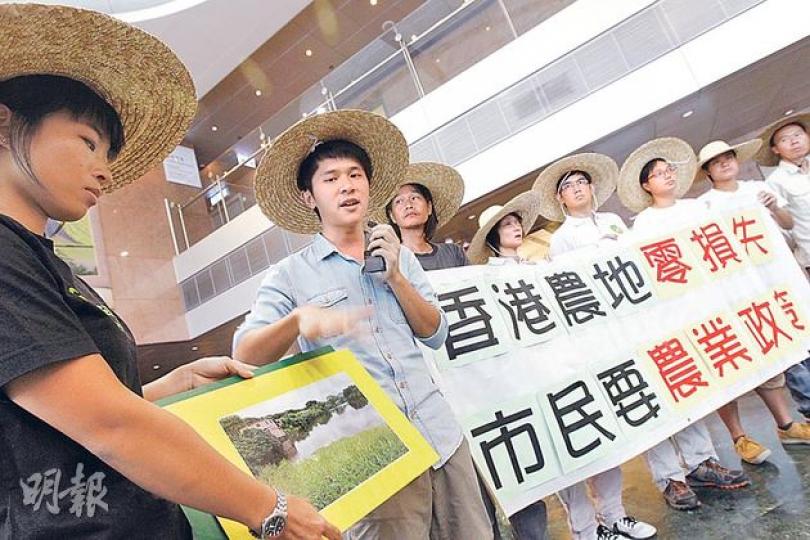 長春社、綠色和平及有機農友會等9個環團及農戶代表,昨到北角規劃署總部請願,要求政府重新規劃新界東北農地,並批評政府建議預留塱原等地方予受影響農戶是不切實際。(李紹昌攝) 長春社、綠色和平及有機農友會等9個環團及農戶代表,昨到北角規劃署總部請願,要求政府重新規劃新界東北農地,並批評政府建議預留塱原等地方予受影響農戶是不切實際。(李紹昌攝)