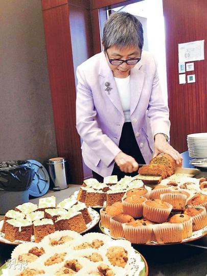 吳靄儀即將卸任法律界議員,佢噚日帶埋自製嘅美式曲奇餅、cupcake同薑味蛋糕,同記者喺立法會大樓來個「最後」茶敘。(陳洛明攝) 吳靄儀即將卸任法律界議員,佢噚日帶埋自製嘅美式曲奇餅、cupcake同薑味蛋糕,同記者喺立法會大樓來個「最後」茶敘。(陳洛明攝)