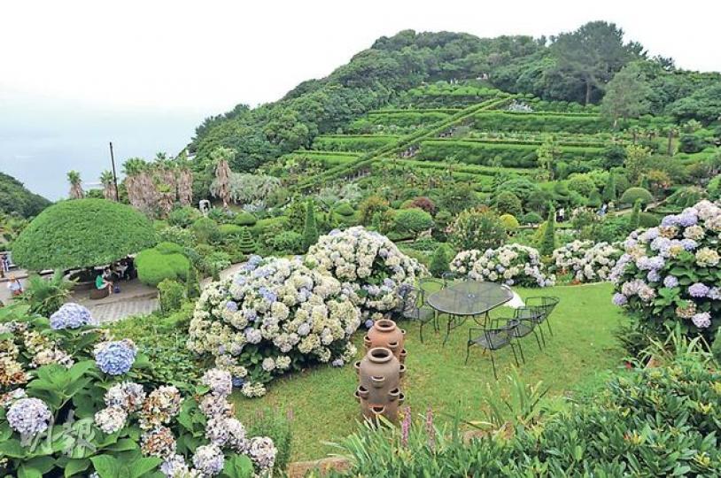 外島上的花圃,有着歐洲風格。(黃潔玲攝)南浦洞劇場的手印陣,有著名的導演和演員留下的手印。(黃潔玲攝)2011年建好的電影殿堂,是電影節的專用劇場,將播放開幕和閉幕電影。(黃潔玲攝)太宗台遊園地的海鮮檔,可現買現吃。(黃潔玲攝)電影殿堂設有大型戶外戲院,能容納多達4000人。(黃潔玲攝)海雲台的沙灘出了名漂亮,附近設有許多酒吧和餐廳,因而愈夜愈美麗,晚上人氣依然旺盛。(黃潔玲攝)宣柏健(右)既愛電影,又愛韓國,對釜山相當熟悉。(黃潔玲攝)Ibis Ambassador Busan City Ce 外島上的花圃,有着歐洲風格。(黃潔玲攝)南浦洞劇場的手印陣,有著名的導演和演員留下的手印。(黃潔玲攝)2011年建好的電影殿堂,是電影節的專用劇場,將播放開幕和閉幕電影。(黃潔玲攝)太宗台遊園地的海鮮檔,可現買現吃。(黃潔玲攝)電影殿堂設有大型戶外戲院,能容納多達4000人。(黃潔玲攝)海雲台的沙灘出了名漂亮,附近設有許多酒吧和餐廳,因而愈夜愈美麗,晚上人氣依然旺盛。(黃潔玲攝)宣柏健(右)既愛電影,又愛韓國,對釜山相當熟悉。(黃潔玲攝)Ibis Ambassador Busan City Ce