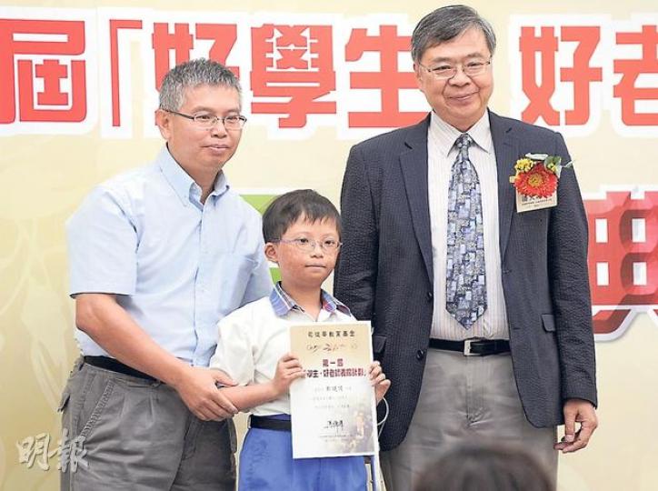 曾患骨癌的9歲小三學生鄭曉陽，昨在父親陪同下領獎。鄭父說，即使兒子卧病在牀，堅持每日看科普書，在化療的7個月，共讀了逾百本書。（余俊亮攝）
