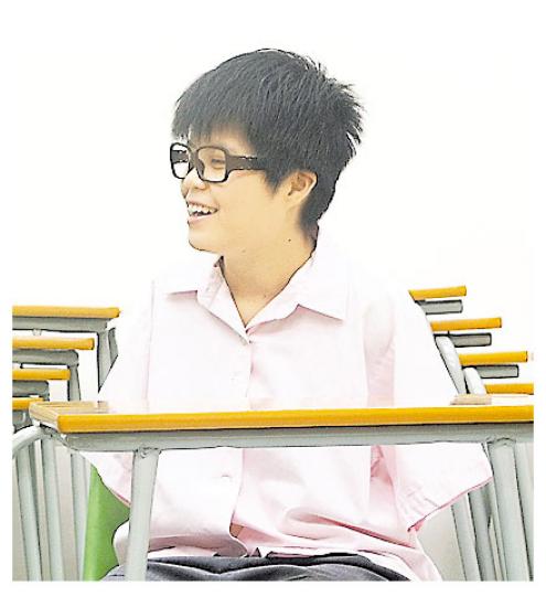 不幸失去雙臂的楊小芳,靠雙腿繪畫運動,追尋夢想,成就較不少健全學生有過之而無不及。(余俊亮攝) 不幸失去雙臂的楊小芳,靠雙腿繪畫運動,追尋夢想,成就較不少健全學生有過之而無不及。(余俊亮攝)