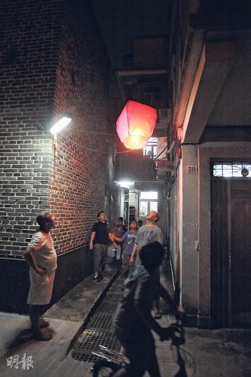 雖然政府多次呼籲市民勿燃放孔明燈，但在粉嶺圍昨仍有逾百市民繼續燃放孔明燈（圖）。部分孔明燈升空後墜毁跌進村屋範圍致險象環生，有村民須自行潑水弄熄燃燒中的孔明燈。（樊銳昌攝）維園在昨晚迎月夜舉行「綵燈晚會」，部分青少年攜同大量蠟燭在自備鐵盒內點燃，雖未算是違法煲蠟，但已遭康文署人員即時警告。（尹錦恩攝）旅發局在維園豎立的巨型花燈「萬燈喜月」，吸引大批市民到場「賞月」。高18米的花燈位於水池上，市民及旅客可從池中小路進入參觀。（尹錦恩攝）
