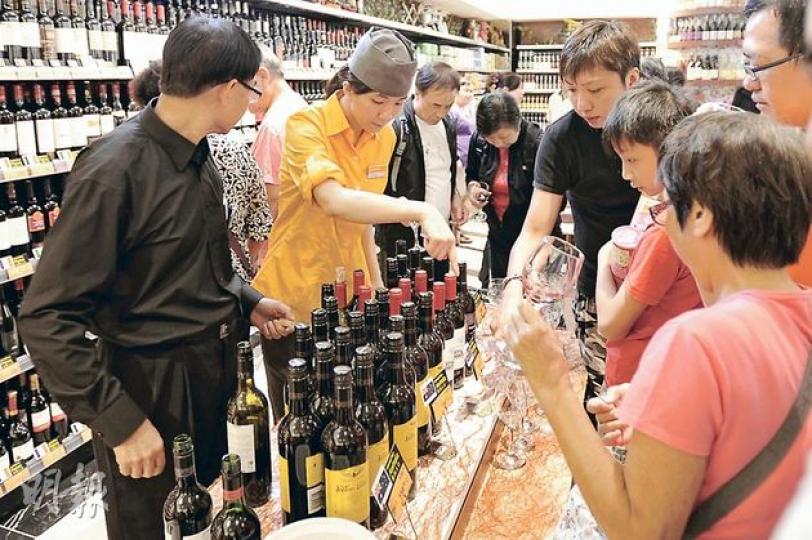 大本型「SUPA DEPA」內的超市設試酒區，各款紅酒任試之餘，更提供芝士及麵包送酒，吸引不少街坊駐足。（葉家豪攝）「大本型」重點推介的小型零售地帶，本應設有9個舖位及14個專櫃，出租予小商戶，但目前仍有待裝修。（葉家豪攝）