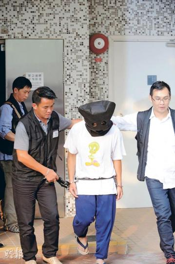 探員昨把清河邨12歲女童強姦案疑犯押返案發現場重組案情，其間引來大批市民圍觀，更有女邨民向疑犯破口大罵。(樊銳昌攝)探員特別找來一個穿黑色裙的人形女性公仔作攝錄之用，協助重組案情。(樊銳昌攝)
