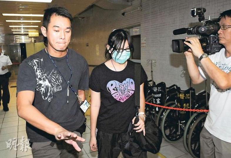 姓鄭少女於彌敦道遭賊人持刀劫去手機，糾纏間頸及嘴受傷，由警員陪同登上救護車送院治理。(蔡方山攝)姓鍾疑匪偷走少女手機後狂奔500米，最終被途人制服。警員趕抵時疑匪突昏迷，送院搶救後不治。(蔡方山攝)