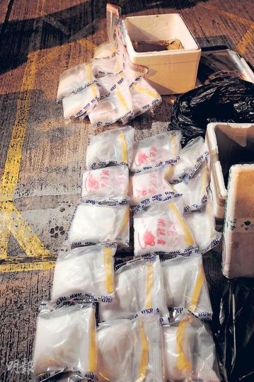 警方毒品調查科探員在流浮山區一的士內檢獲多達22公斤總值260萬元的K仔，並把的士乘客及司機一併拘捕。（樊銳昌攝）
