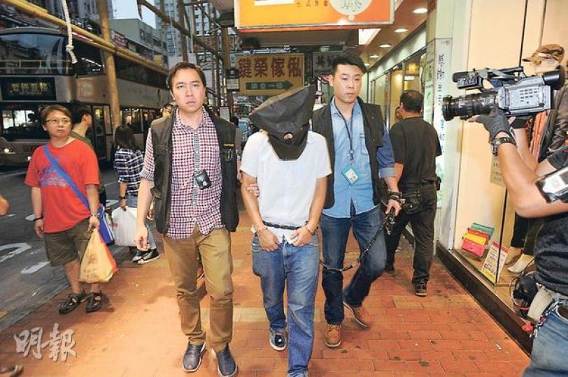 元朗南邊圍的謀殺案警方再於中區拘捕3名疑犯,昨晚並把其中一疑犯押返其寓所蒐證。(樊銳昌攝) 元朗南邊圍的謀殺案警方再於中區拘捕3名疑犯,昨晚並把其中一疑犯押返其寓所蒐證。(樊銳昌攝)