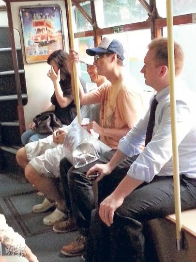 倪震(右)在電車上與友人有講有笑。(攝影/記者:劉永銳、李維隆) 倪震(右)在電車上與友人有講有笑。(攝影/記者:劉永銳、李維隆)