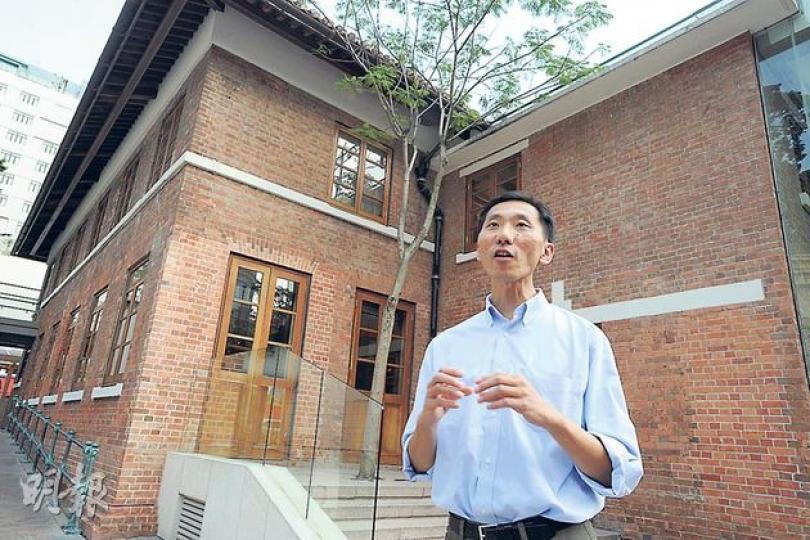 姚松炎--房地產專家（尹錦恩攝）姚松炎特地把記者帶到1881——由政府與商家經常吹噓的公私營合作形式產生的「優良產物」。長實把前水警基地變成名店陣營和大酒店，本是屬於港人的歷史建築，卻成為港人幾乎絕迹的奢華旅遊點。他向記者澄清，1881不止是前水警基地，更可能是當年林則徐戰勝英國的遺址。（尹錦恩攝）