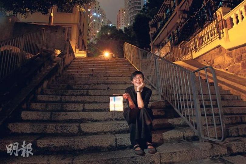 (林俊源攝)中秋夜在舊建築舊樓梯之間穿梭,別有一番樂趣。(林俊源攝)的確,記者當天探路,這兒空曠又夠黑,曬月光玩燈籠一流。(鄧宗弘攝)合一亭的水池,最巧妙是近山坡的池邊建有一條小路,相中馬傑偉站在那兒,就可以倒映在水面,天水連成一體。(林俊源攝)今年是政總啟用以來第一個中秋,Kenji率先在這裏試玩燈籠﹗(林俊源攝)阿Man從沙田踏單車到三門仔,尋得一個賞月好地方。(林俊源攝) (林俊源攝)中秋夜在舊建築舊樓梯之間穿梭,別有一番樂趣。(林俊源攝)的確,記者當天探路,這兒空曠又夠黑,曬月光玩燈籠一流。(鄧宗弘攝)合一亭的水池,最巧妙是近山坡的池邊建有一條小路,相中馬傑偉站在那兒,就可以倒映在水面,天水連成一體。(林俊源攝)今年是政總啟用以來第一個中秋,Kenji率先在這裏試玩燈籠﹗(林俊源攝)阿Man從沙田踏單車到三門仔,尋得一個賞月好地方。(林俊源攝)