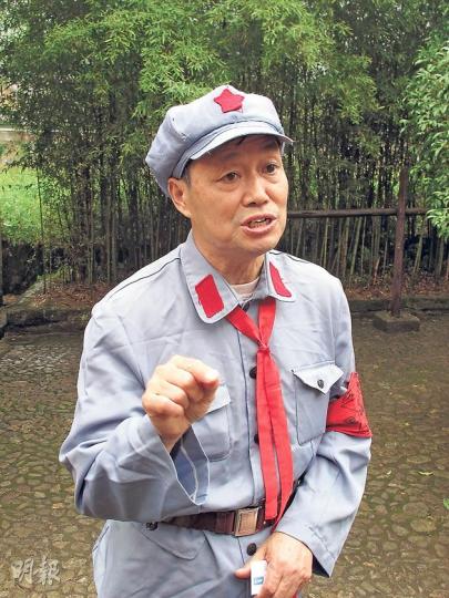 重慶地稅局一班女官員身穿紅軍裝,還梳起孖辮留影。(明報記者攝)
重慶地稅局一班女官員身穿紅軍裝,還梳起孖辮留影。(明報記者攝)
