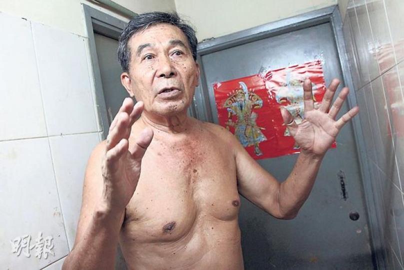 馬頭圍117號住客何先生帶記者走入違規劏房,指該單位的走火梯被他背後的劏房違規堵塞,其「死亡佈局」猶如當年鄰廈111號死亡火警翻版,「如果遇到火警,我也就是死路一條!」(明報記者攝)
馬頭圍117號住客何先生帶記者走入違規劏房,指該單位的走火梯被他背後的劏房違規堵塞,其「死亡佈局」猶如當年鄰廈111號死亡火警翻版,「如果遇到火警,我也就是死路一條!」(明報記者攝)