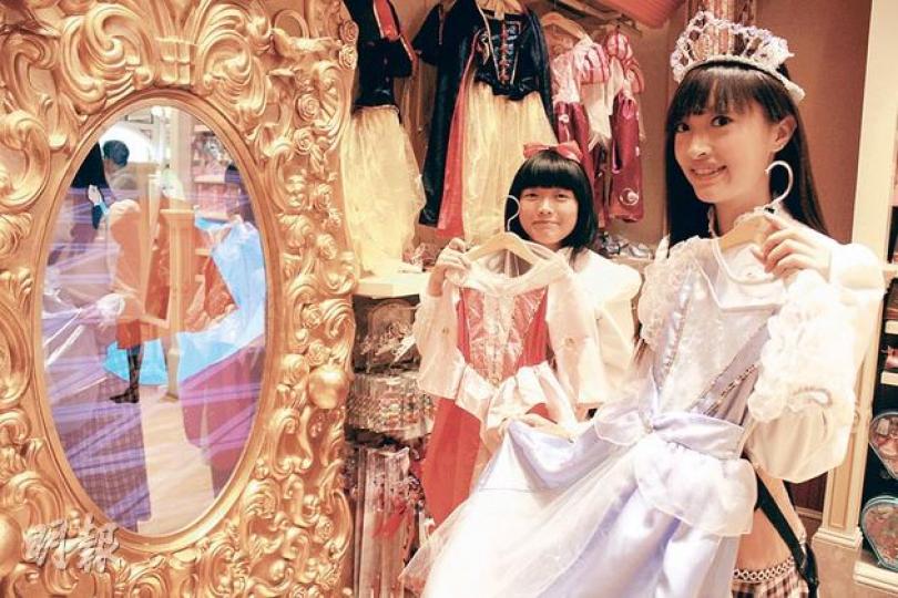 迪士尼在精品店設置3塊「魔鏡」,只要將衣飾置於鏡前,屏幕便會顯示相關的迪士尼動畫。其中一塊以迪士尼多名公主作主題,深受女孩歡迎;另外兩塊則以萬聖節為主題。(楊德銘攝)
迪士尼在精品店設置3塊「魔鏡」,只要將衣飾置於鏡前,屏幕便會顯示相關的迪士尼動畫。其中一塊以迪士尼多名公主作主題,深受女孩歡迎;另外兩塊則以萬聖節為主題。(楊德銘攝)