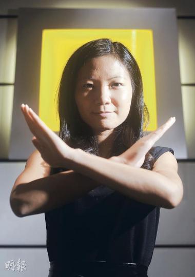 十大傑青得主之一、本地創作人賴恩慈昨高舉「反國教科」手勢,指自己獲選傑青後,仍會堅守社會公義,繼續以創作為社會發聲。(余俊亮攝)
十大傑青得主之一、本地創作人賴恩慈昨高舉「反國教科」手勢,指自己獲選傑青後,仍會堅守社會公義,繼續以創作為社會發聲。(余俊亮攝)