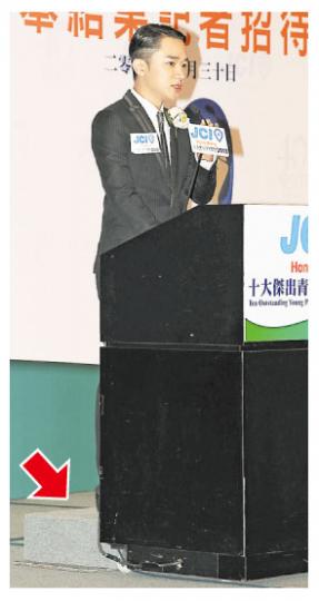 王祖藍笑言獲恭賀時,似足他與李亞男結婚。(攝影/記者:陳釗)
王祖藍笑言獲恭賀時,似足他與李亞男結婚。(攝影/記者:陳釗)