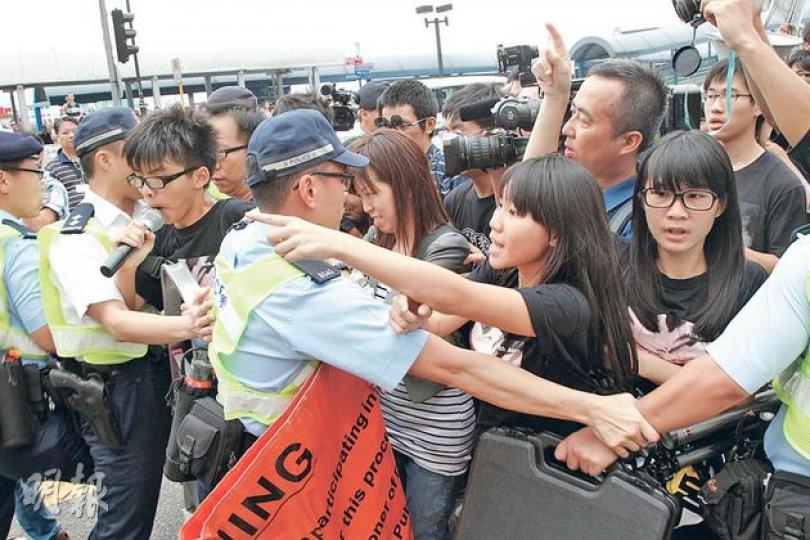 約30多名學民思潮示威者希望遊行到金紫荊廣場請願,要求梁振英撤回國民教育科,但多次被警察攔截,雙方一度推撞。(林俊源攝)(明報製圖) 約30多名學民思潮示威者希望遊行到金紫荊廣場請願,要求梁振英撤回國民教育科,但多次被警察攔截,雙方一度推撞。(林俊源攝)(明報製圖)