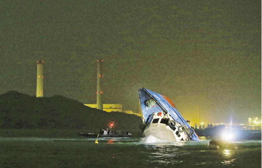 國慶日,香港發生回歸以來最嚴重的海難。港燈一艘載有124人客船,昨晚離開南丫島電廠往中環觀賞國慶煙花,但航行僅5分鐘左右,被一艘港九小輪攔腰撞上,不消5分鐘船尾即下沉,只餘船頭露出海面,逾百人墮海。截至今凌晨,最少8人證實死亡,圖為消防船趕到現場,馬上派蛙人潛水搜救。(李澤彤攝)一名小童送到海怡半島碼頭時已奄奄一息,救援人員正盡全力搶救。(鄧宗弘攝)撞船造成至少8人死亡,救援人員撈起屍體,暫放在水警輪的甲板上,以白布覆蓋,但仍見大量血液流出。(鄧宗弘攝)撞船慘劇後,中聯辦罕有地即時介入,中聯辦副 國慶日,香港發生回歸以來最嚴重的海難。港燈一艘載有124人客船,昨晚離開南丫島電廠往中環觀賞國慶煙花,但航行僅5分鐘左右,被一艘港九小輪攔腰撞上,不消5分鐘船尾即下沉,只餘船頭露出海面,逾百人墮海。截至今凌晨,最少8人證實死亡,圖為消防船趕到現場,馬上派蛙人潛水搜救。(李澤彤攝)一名小童送到海怡半島碼頭時已奄奄一息,救援人員正盡全力搶救。(鄧宗弘攝)撞船造成至少8人死亡,救援人員撈起屍體,暫放在水警輪的甲板上,以白布覆蓋,但仍見大量血液流出。(鄧宗弘攝)撞船慘劇後,中聯辦罕有地即時介入,中聯辦副