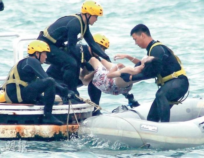 在石澳嬉水被大浪捲走溺斃男學生蔡禮行,在出事後逾7小時由消防蛙人在浮台附近水底尋回。(林俊源攝)遇溺獲救的女同學唐艷君(中)一度需送院,治理後無大礙。(林耀華攝)兩名學生失蹤後,其家人接報趕到沙灘,等候搜救期間憂心忡忡緊握雙手。(林耀華攝)在石澳泳灘被大浪捲走遇溺亡的中五男生蔡禮行。(楊嘉欣攝)另一被大浪捲走的男學生陳恩仕仍未尋回。(楊嘉欣攝) 在石澳嬉水被大浪捲走溺斃男學生蔡禮行,在出事後逾7小時由消防蛙人在浮台附近水底尋回。(林俊源攝)遇溺獲救的女同學唐艷君(中)一度需送院,治理後無大礙。(林耀華攝)兩名學生失蹤後,其家人接報趕到沙灘,等候搜救期間憂心忡忡緊握雙手。(林耀華攝)在石澳泳灘被大浪捲走遇溺亡的中五男生蔡禮行。(楊嘉欣攝)另一被大浪捲走的男學生陳恩仕仍未尋回。(楊嘉欣攝)