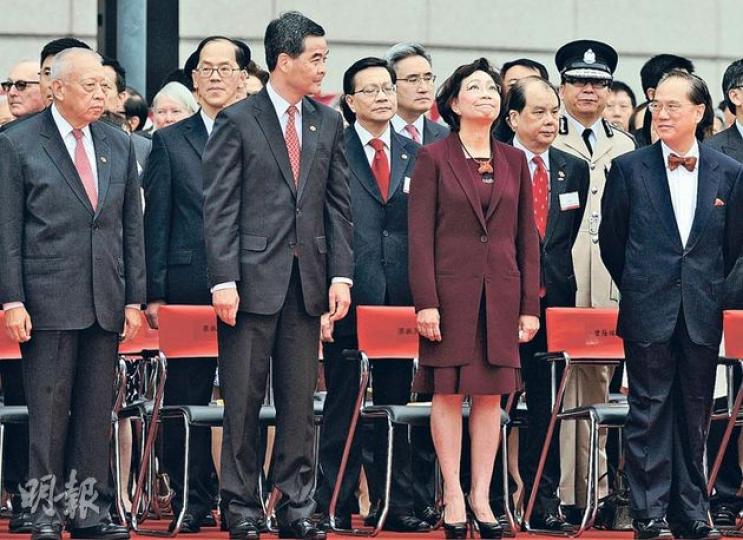 灣仔金紫荊廣場國慶升旗禮,三代特首同場出現。第一代特首董建華(前排左一)與新任特首梁振英(前排左二)服飾一致,西裝左邊胸口掛上國旗及區旗小襟章,第二代特首曾蔭權(前排右一)仍一貫煲呔裝,西裝放袋巾。梁與曾對目而視打了個招呼,中間隔了梁太唐青儀(前排右二)。(劉焌陶攝) 灣仔金紫荊廣場國慶升旗禮,三代特首同場出現。第一代特首董建華(前排左一)與新任特首梁振英(前排左二)服飾一致,西裝左邊胸口掛上國旗及區旗小襟章,第二代特首曾蔭權(前排右一)仍一貫煲呔裝,西裝放袋巾。梁與曾對目而視打了個招呼,中間隔了梁太唐青儀(前排右二)。(劉焌陶攝)