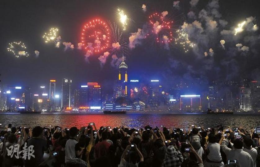 維港昨晚舉行國慶63周年煙花匯演,維港兩岸大批市民和旅客夾道觀賞。今年煙花背景音樂包括紅歌《紅旗頌》等,天空則發放「中国」簡體字樣煙花(圖),不少市民讚歎煙花燦爛。(余俊亮攝)黃先生(右二)昨與家人觀賞煙花,他認為毋須將政治爭拗帶入煙花匯演。(余俊亮攝) 維港昨晚舉行國慶63周年煙花匯演,維港兩岸大批市民和旅客夾道觀賞。今年煙花背景音樂包括紅歌《紅旗頌》等,天空則發放「中国」簡體字樣煙花(圖),不少市民讚歎煙花燦爛。(余俊亮攝)黃先生(右二)昨與家人觀賞煙花,他認為毋須將政治爭拗帶入煙花匯演。(余俊亮攝)
