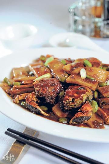 毛豆年糕醬炒大閘蟹 - 蟹反不及年糕出眾,因年糕盡吸蟹的鮮美、醬的香濃,加上少許花雕酒香,煙韌可口,非常討好。($280,包括兩隻4両,C)(葉思雅攝) 毛豆年糕醬炒大閘蟹 - 蟹反不及年糕出眾,因年糕盡吸蟹的鮮美、醬的香濃,加上少許花雕酒香,煙韌可口,非常討好。($280,包括兩隻4両,C)(葉思雅攝)
