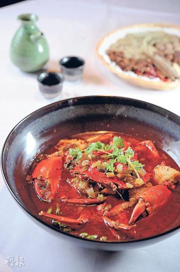 老壇子肉蟹 - 蟹雖大,肉煮得甚鮮嫩,泡酸菜、泡辣椒、醃蘿蔔的沉實酸辣,隨着蟹肉慢慢滲出,吃着吃着才覺香辣。湯汁非常好佐麵,配一客陽春麵最好不過。 (時價,1斤4両約$400,需一天前預訂,D)(葉思雅攝) 老壇子肉蟹 - 蟹雖大,肉煮得甚鮮嫩,泡酸菜、泡辣椒、醃蘿蔔的沉實酸辣,隨着蟹肉慢慢滲出,吃着吃着才覺香辣。湯汁非常好佐麵,配一客陽春麵最好不過。 (時價,1斤4両約$400,需一天前預訂,D)(葉思雅攝)