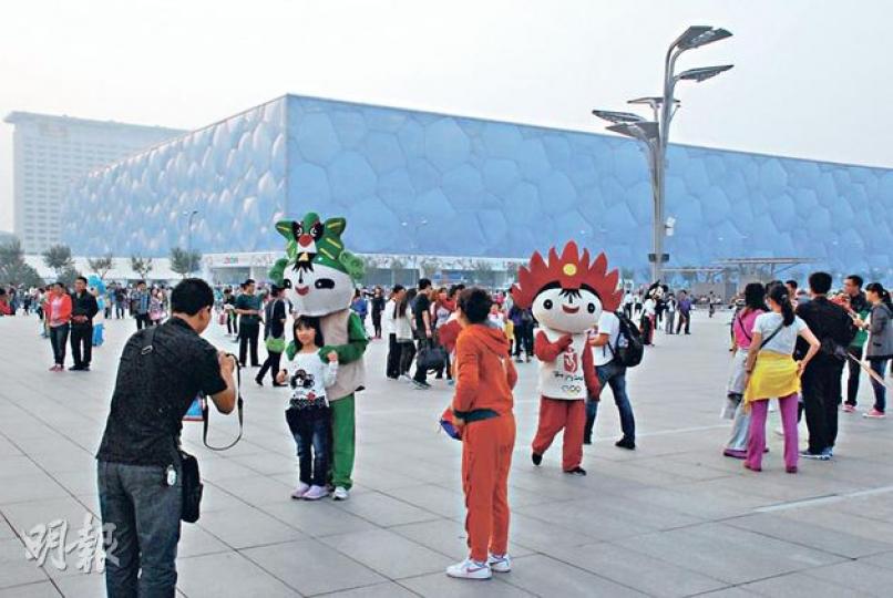 京奧大出風頭的國家游泳中心「水立方」(上圖),現已改建成亞洲最大的室內水上樂園,它與設計成「水上明珠」的國家大劇院(下圖),同被指是浪費水資源的建築。(明報記者攝) 京奧大出風頭的國家游泳中心「水立方」(上圖),現已改建成亞洲最大的室內水上樂園,它與設計成「水上明珠」的國家大劇院(下圖),同被指是浪費水資源的建築。(明報記者攝)