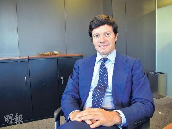 Caixa Bank管理委員會成員(國際銀行業務)Ignacio Alvarez-Rendueles表明,集團暫時沒有計劃再增持東亞(0023)的股份,但會與東亞保持長期合作關係。(岑梽豪攝) Caixa Bank管理委員會成員(國際銀行業務)Ignacio Alvarez-Rendueles表明,集團暫時沒有計劃再增持東亞(0023)的股份,但會與東亞保持長期合作關係。(岑梽豪攝)