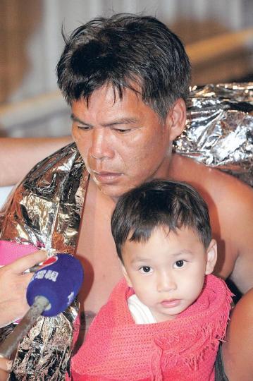 裝修工人李先生先把兩名年幼子女推上救生筏,再折返船艙尋找失蹤妻子,其間義助3名險溺斃乘客脫險。(鄧宗弘攝) 裝修工人李先生先把兩名年幼子女推上救生筏,再折返船艙尋找失蹤妻子,其間義助3名險溺斃乘客脫險。(鄧宗弘攝)
