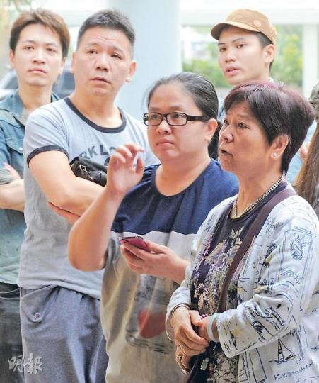 新婚兩周的林嘉敏和劉文麗,在事故中夫死妻失蹤,劉文麗母親(右一)和一眾親友昨晨在醫院找尋女兒,憂心忡忡的在急症室門口等候消息。(劉焌陶攝) 新婚兩周的林嘉敏和劉文麗,在事故中夫死妻失蹤,劉文麗母親(右一)和一眾親友昨晨在醫院找尋女兒,憂心忡忡的在急症室門口等候消息。(劉焌陶攝)