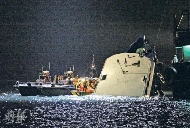 消防蛙人前晚通宵留在榕樹灣意外現場海面,不斷潛入「南丫四號」船艙搜索死者。(鄧宗弘攝)乘搭港燈另一艘船出海的陳小姐,在船上目擊同行友人乘搭的港燈船沉沒,見有大量人在海上等候救援,他們船上各人合力將在沉船游出的18人救起,而懂急救的她為傷者施以急救。(衛永康攝) 消防蛙人前晚通宵留在榕樹灣意外現場海面,不斷潛入「南丫四號」船艙搜索死者。(鄧宗弘攝)乘搭港燈另一艘船出海的陳小姐,在船上目擊同行友人乘搭的港燈船沉沒,見有大量人在海上等候救援,他們船上各人合力將在沉船游出的18人救起,而懂急救的她為傷者施以急救。(衛永康攝)