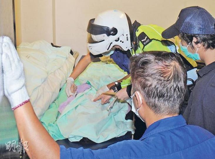 南丫島船難中至少5名死者為小童,包括圖中被布覆蓋的4歲女童。現場消息稱遇害小童多是來不及穿救生衣,但原來海事處指引早已要求煙花觀賞船上的小孩在開船前必須先穿上救生衣,若港燈船船長嚴格執行此指引,部分小童或可逃過大難。(劉焌陶攝) 南丫島船難中至少5名死者為小童,包括圖中被布覆蓋的4歲女童。現場消息稱遇害小童多是來不及穿救生衣,但原來海事處指引早已要求煙花觀賞船上的小孩在開船前必須先穿上救生衣,若港燈船船長嚴格執行此指引,部分小童或可逃過大難。(劉焌陶攝)
