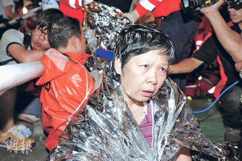 司徒女士與兩名妹妹及甥孫一起乘船去看煙火,未料撞船意外,至其細妹及甥孫失蹤,昨日徬徨無奈與親友到殮房,試找親友。(鄧宗弘攝) 司徒女士與兩名妹妹及甥孫一起乘船去看煙火,未料撞船意外,至其細妹及甥孫失蹤,昨日徬徨無奈與親友到殮房,試找親友。(鄧宗弘攝)