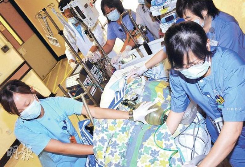 徐家一家四口,在港燈任工程師的好爸爸於海難中身亡,而徐家10歲女兒徐凱盈出現缺氧和內出血,於昨晨被推入手術室搶救,至昨晚無法自行呼吸,要靠呼吸機協助。(劉焌陶攝) 徐家一家四口,在港燈任工程師的好爸爸於海難中身亡,而徐家10歲女兒徐凱盈出現缺氧和內出血,於昨晨被推入手術室搶救,至昨晚無法自行呼吸,要靠呼吸機協助。(劉焌陶攝)