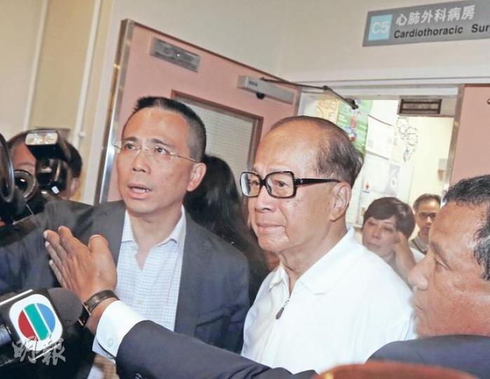 長和系主席李嘉誠(右)昨與長子李澤鉅(左)到瑪麗醫院探望傷者,李嘉誠談及事件時眼泛淚光,表示感到難過,並說整理死傷者名單不容易,港燈同事已盡力協助。(李澤彤攝)港燈的母公司、長江集團總部長江中心昨日下半旗,哀悼慘劇中的死難者。(葉思雅攝) 長和系主席李嘉誠(右)昨與長子李澤鉅(左)到瑪麗醫院探望傷者,李嘉誠談及事件時眼泛淚光,表示感到難過,並說整理死傷者名單不容易,港燈同事已盡力協助。(李澤彤攝)港燈的母公司、長江集團總部長江中心昨日下半旗,哀悼慘劇中的死難者。(葉思雅攝)