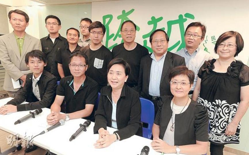 民主黨昨日舉行集思會,代主席劉慧卿(前排右二)稱,民主黨將落實年輕化,鼓勵年輕黨員加入領導層。被視為該黨年輕代表之一的羅健熙(前排左一)表明有意參選中常委。(尹錦恩攝) 民主黨昨日舉行集思會,代主席劉慧卿(前排右二)稱,民主黨將落實年輕化,鼓勵年輕黨員加入領導層。被視為該黨年輕代表之一的羅健熙(前排左一)表明有意參選中常委。(尹錦恩攝)