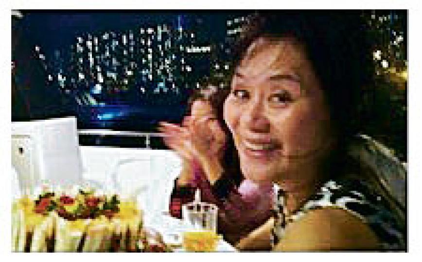 林建明前晚與丈夫及友人出海睇煙花並預祝生日。(微博圖片) 林建明前晚與丈夫及友人出海睇煙花並預祝生日。(微博圖片)