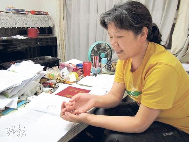 王彥霞(圖)家中堆滿案件資料,現時業權已強制過戶,她擔心自己和幼女無家可歸。她把經歷寫入電影《最長的擁抱》,將在全國公映,上圖為電影海報。(明報記者攝) 王彥霞(圖)家中堆滿案件資料,現時業權已強制過戶,她擔心自己和幼女無家可歸。她把經歷寫入電影《最長的擁抱》,將在全國公映,上圖為電影海報。(明報記者攝)