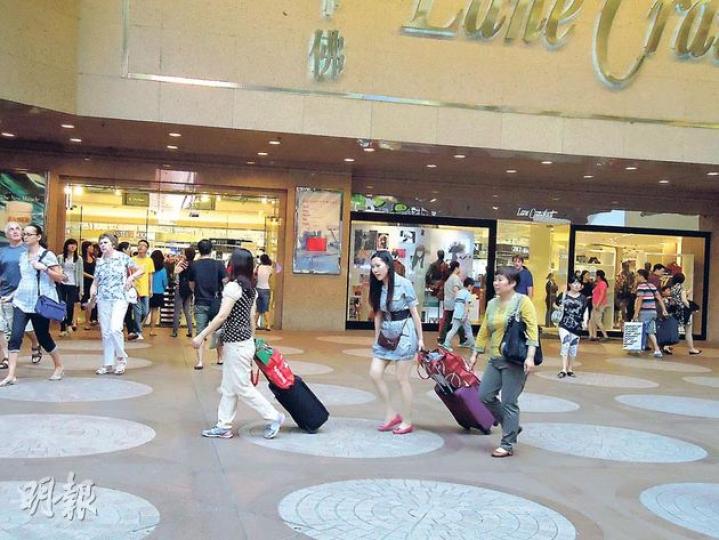 入境處統計數字顯示,十一黃金周頭4天,訪港內地旅客人數僅45.6萬,比去年同期大跌一成,旅遊業議會本預計今年內地訪客有望達到100萬人次,或難以達標。(葉浩霖攝)(明報製圖) 入境處統計數字顯示,十一黃金周頭4天,訪港內地旅客人數僅45.6萬,比去年同期大跌一成,旅遊業議會本預計今年內地訪客有望達到100萬人次,或難以達標。(葉浩霖攝)(明報製圖)