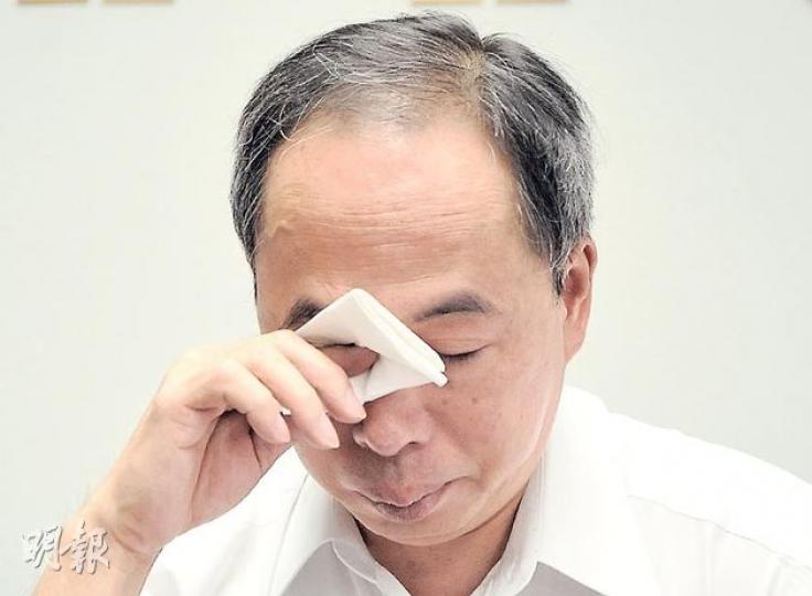港九小輪控股總經理伍兆緣兩名親屬同因海難過世,她們是一對不足10歲的小姊妹,一家四口現只餘下父母二人。伍兆緣談到此處,不禁悲傷淚下。(葉家豪攝) 港九小輪控股總經理伍兆緣兩名親屬同因海難過世,她們是一對不足10歲的小姊妹,一家四口現只餘下父母二人。伍兆緣談到此處,不禁悲傷淚下。(葉家豪攝)