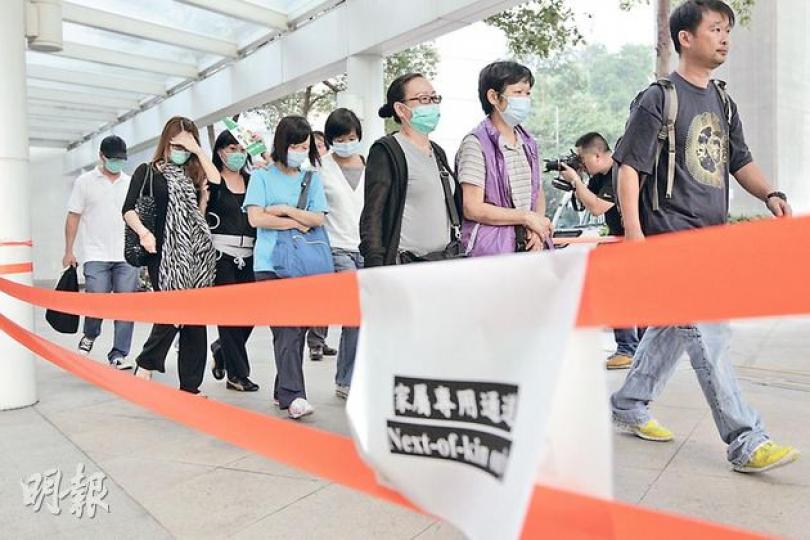 38名海難死者共逾百名家屬,昨日在當局設立的封鎖區內分批到葵涌殮房認屍,場面傷感。(郭慶輝攝)到殮房認屍的姚先生(圖)證實其表妹司徒英及同行姨甥均遇難。(郭慶輝攝)有坐輪椅的死者家屬昨午到葵涌殮房認屍,未知該家屬是否船難傷者之一。(郭慶輝攝) 38名海難死者共逾百名家屬,昨日在當局設立的封鎖區內分批到葵涌殮房認屍,場面傷感。(郭慶輝攝)到殮房認屍的姚先生(圖)證實其表妹司徒英及同行姨甥均遇難。(郭慶輝攝)有坐輪椅的死者家屬昨午到葵涌殮房認屍,未知該家屬是否船難傷者之一。(郭慶輝攝)